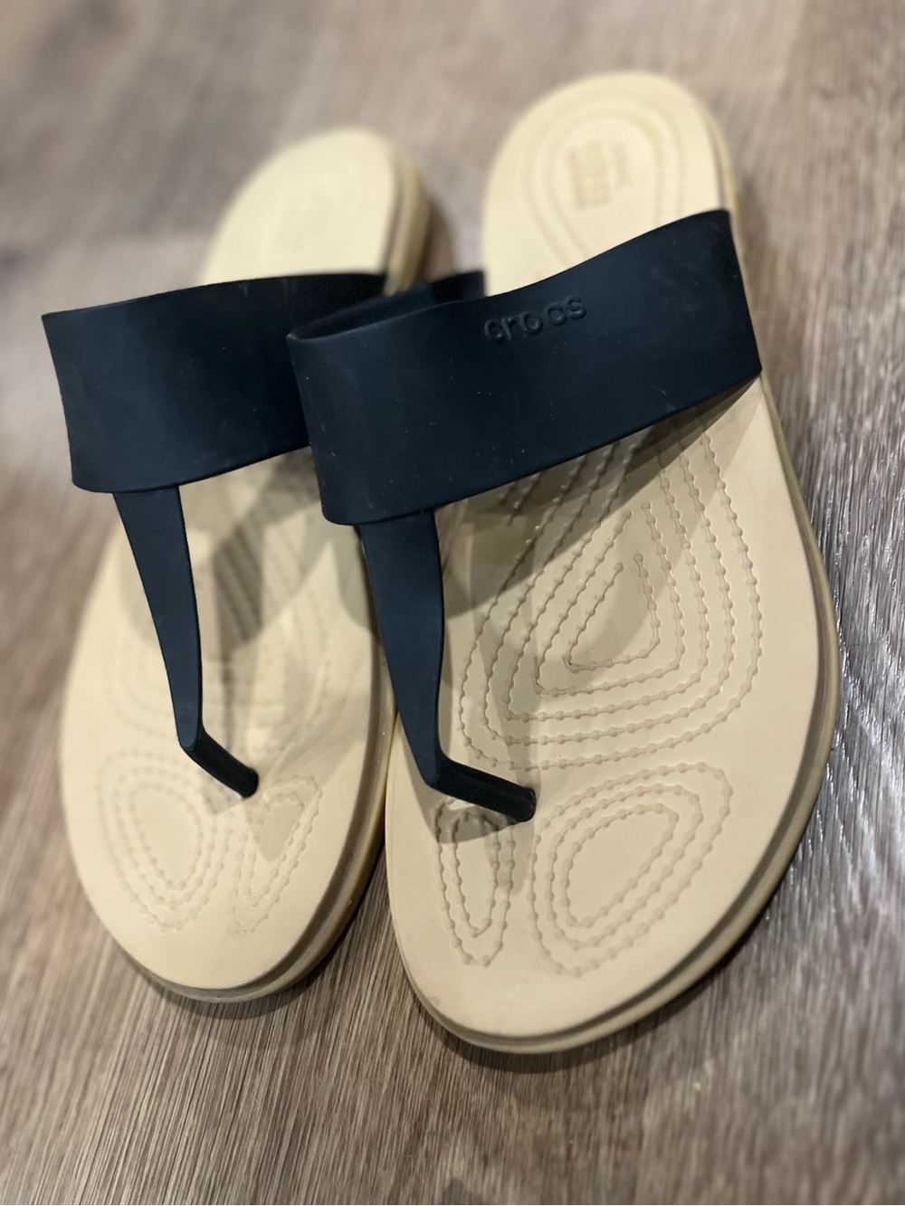 CROCS Women’s Nude and Black thong sandals with wide strap